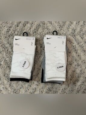 Nike Socks Youth 10C-3Y White Gray Black Crew 2 Pack Lightweight Swoosh bundle